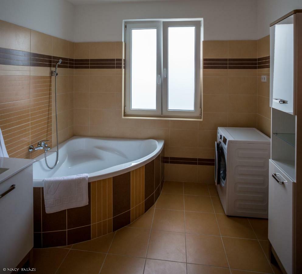 Ikon Apartman Hajdúszoboszló Esterno foto
